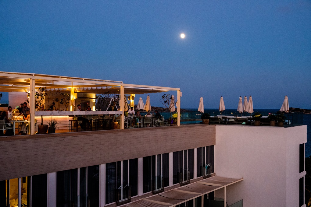 Vista nocturna del hotel