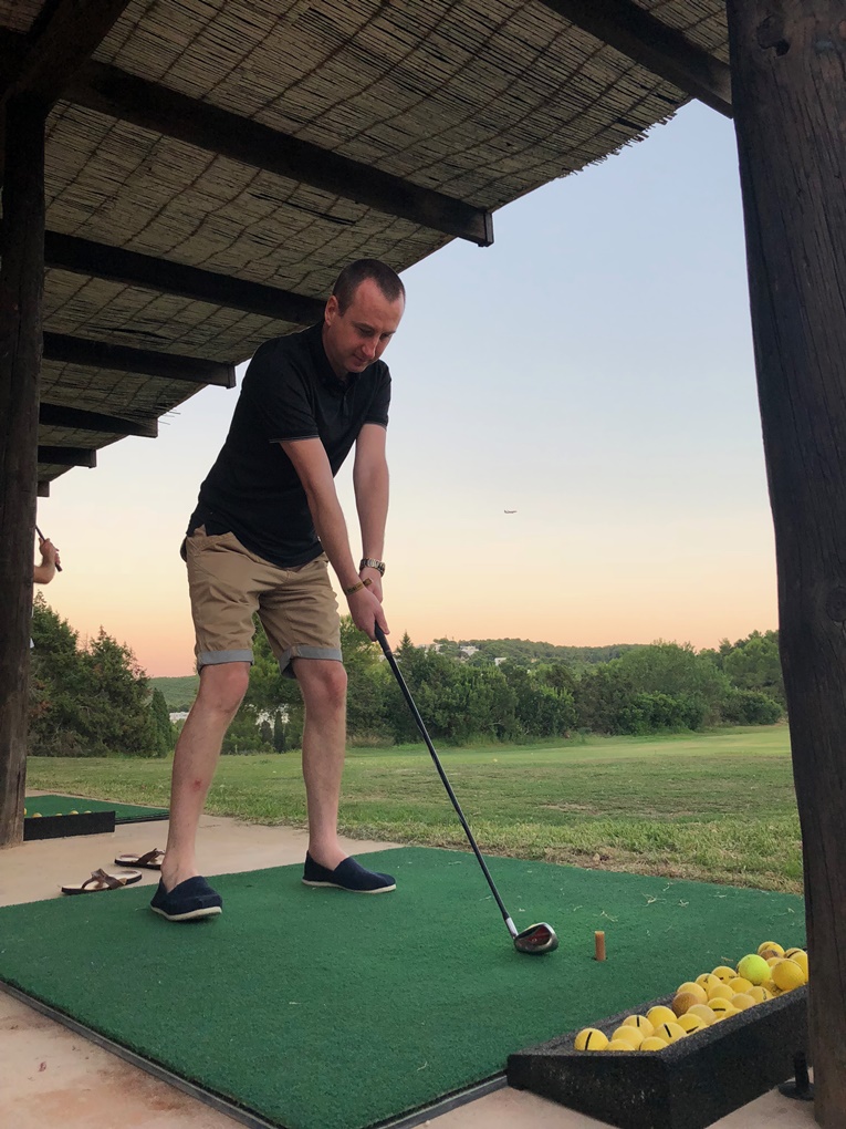 golf lanzando red