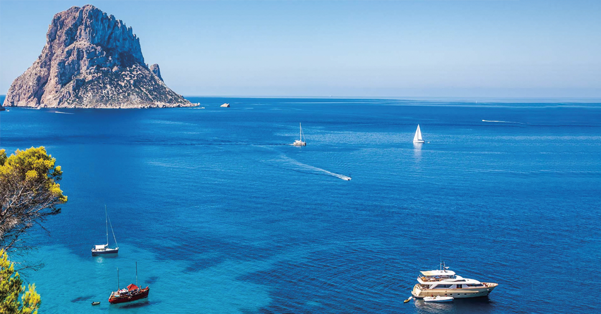 es vedra y yates amarrados en cala dhort