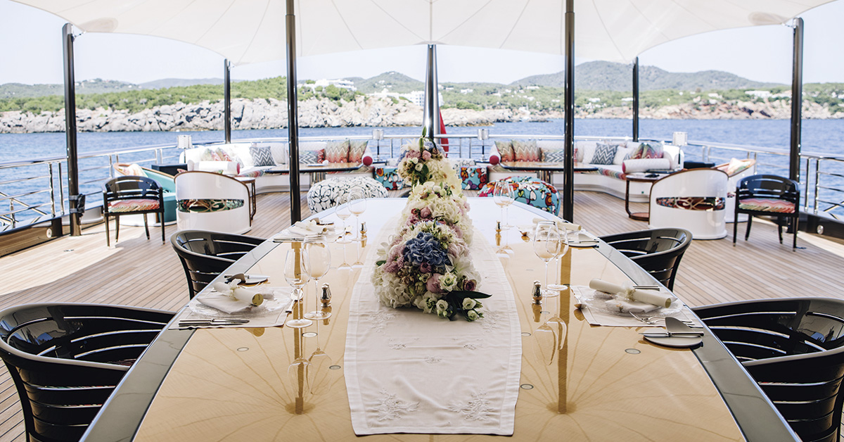 mesa de yate para evento evolution yachts