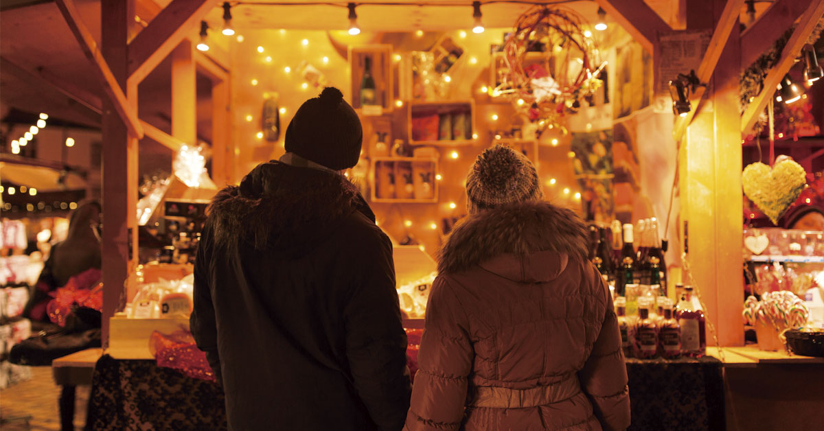 pareja mirando puesto luces navidad