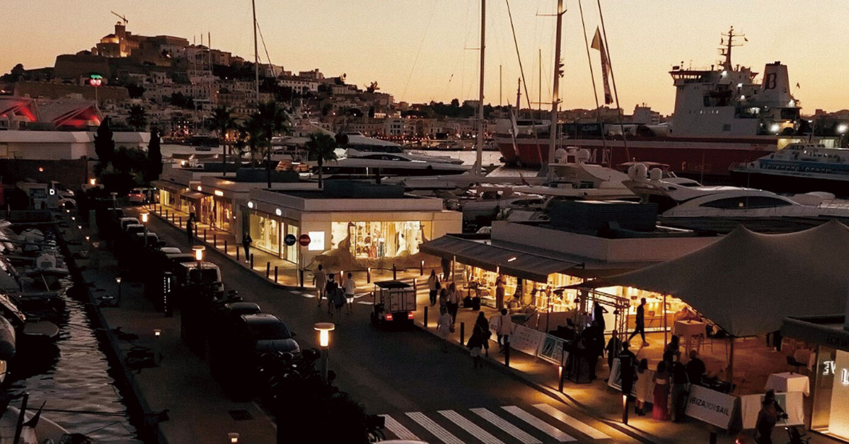 puerto de marina de ibiza de noche
