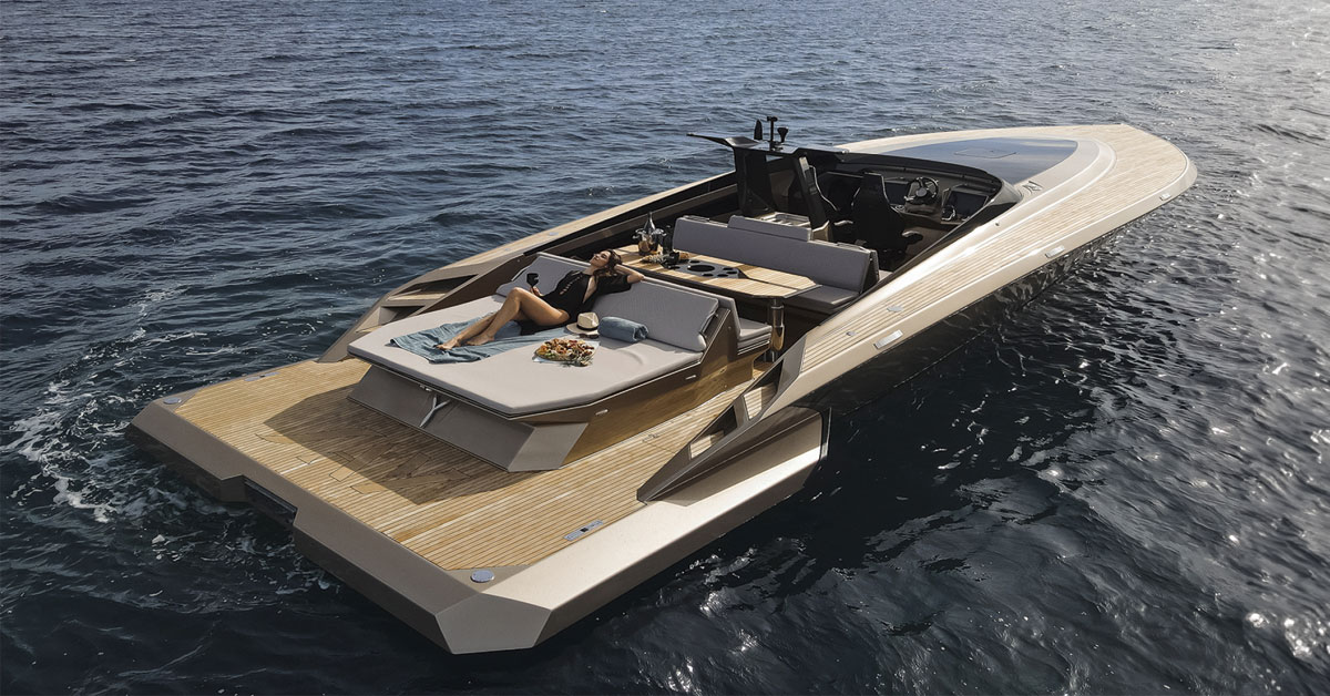 yate de alquiler en ibiza con mujer tomando el sol