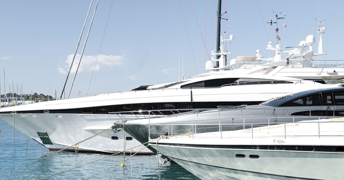 yates amarrados en la marina de ibiza