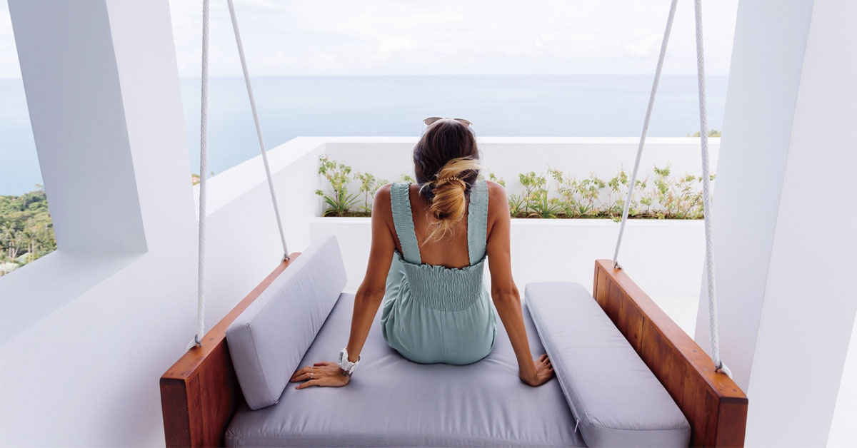 mujer relajada en villa ibiza