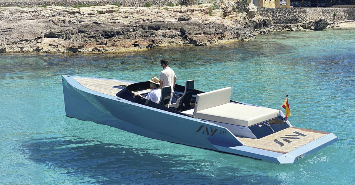 se yachting pareja navegando