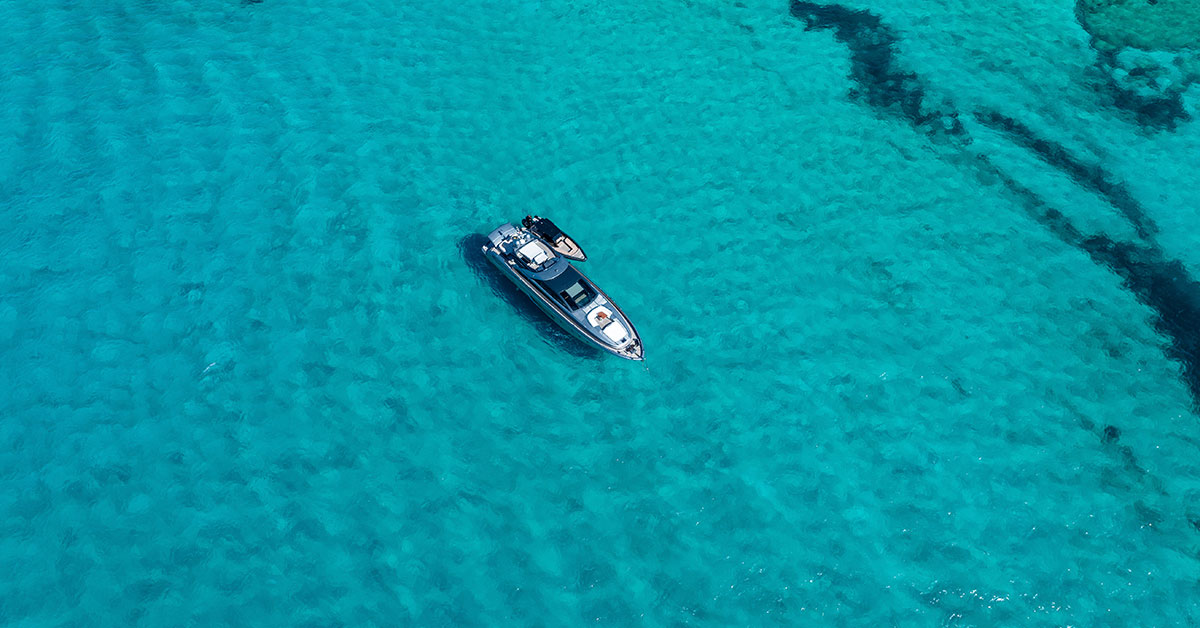 De cala en cala: rutas por mar para explorar Ibiza en barco