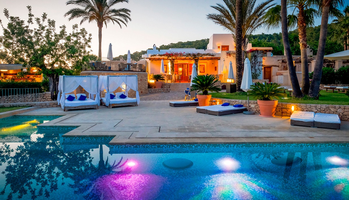 La felicidad se compone de buenos momentos: puestas de sol, siestas bajo los algarrobos, baños en la piscina, noches estrelladas... (2)