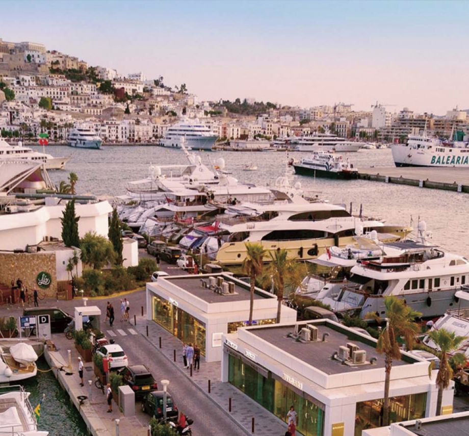 La isla te espera: tus vacaciones de lujo en Ibiza empiezan aquí