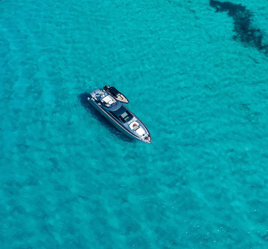 De cala en cala: rutas por mar para explorar Ibiza en barco