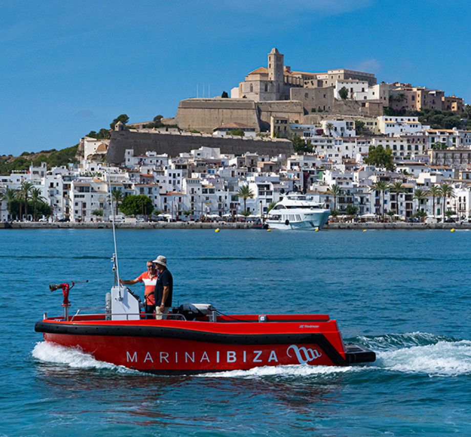 Marina Ibiza cada día más protegida y equipada para emergencias.