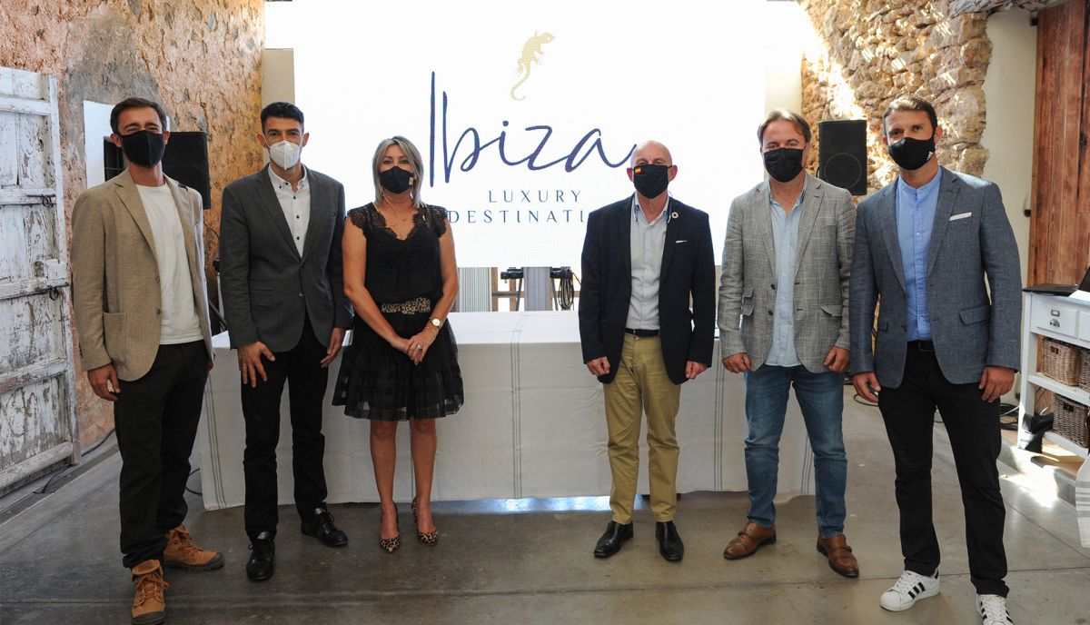 Ibiza Luxury Destination renueva su Junta Rectora y entrega las placas de la marca a sus empresas asociadas.